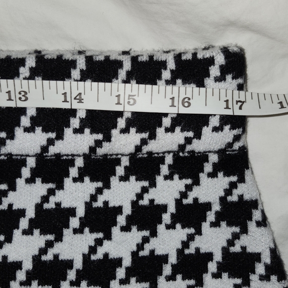 Knit houndstooth hight-waisted pencil skirt in size Large - Picture 8 of 10
